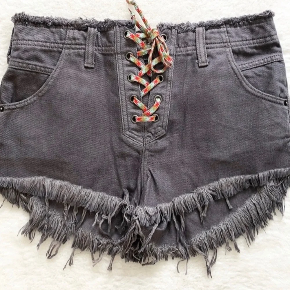 ✅✔️FREE PEOPLE NWT Grey Frayed Hem Shorts w/ Lace Up Fly Size 28 Festival Boho